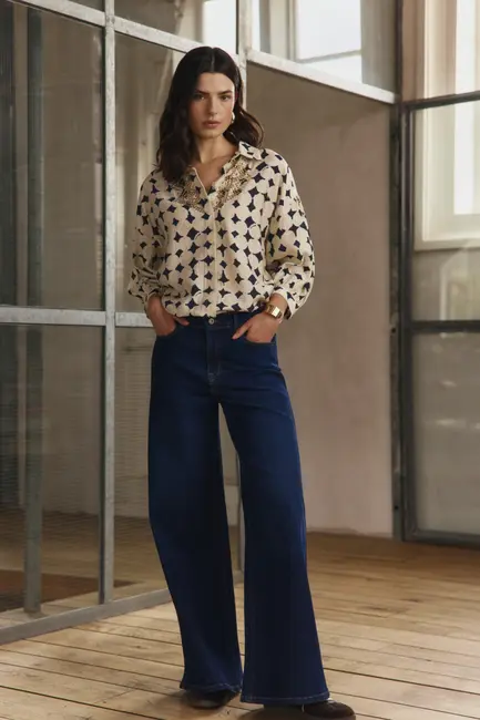 Blouse met donkerblauwe print