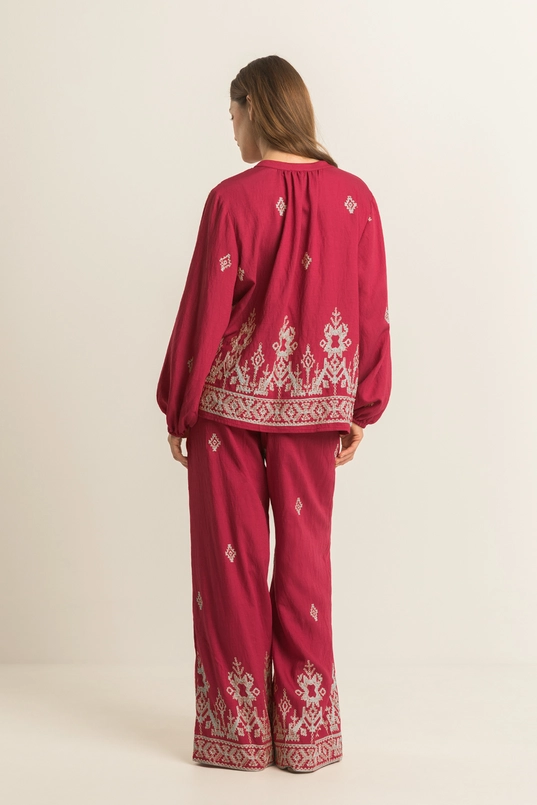 Broek met geborduurde details