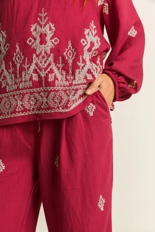 Broek met geborduurde details