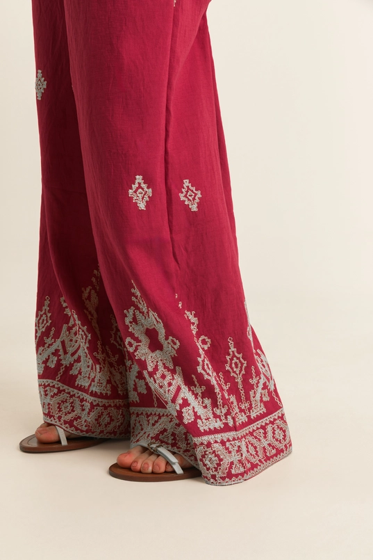 Broek met geborduurde details