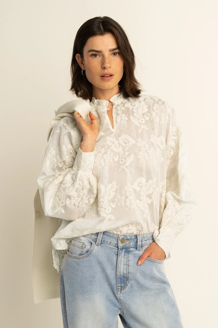 Geborduurde blouse