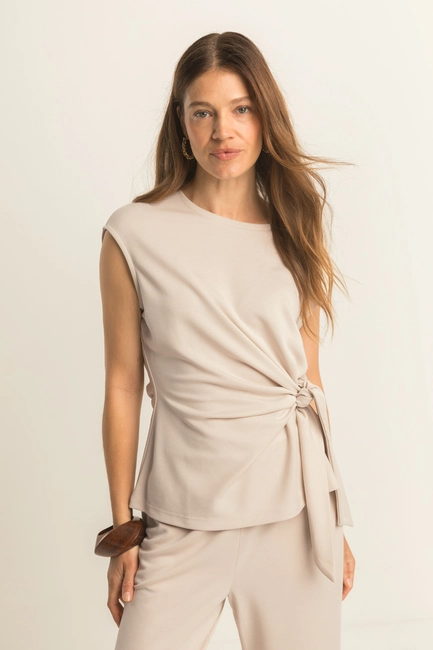 Gedrapeerde top met strikdetail