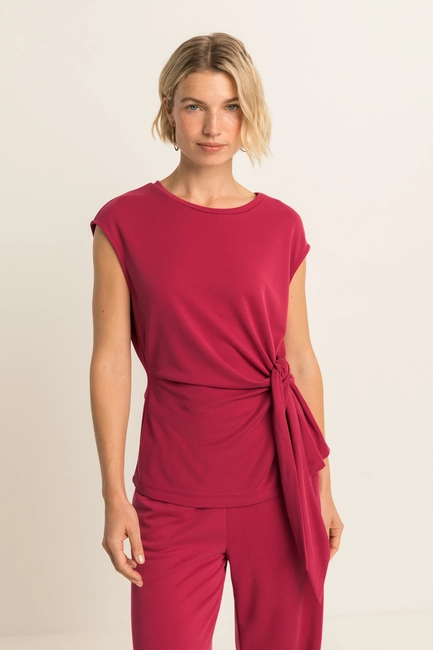 Gedrapeerde top met strikdetail