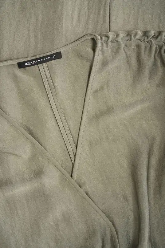 Glanzende jurk met V-hals