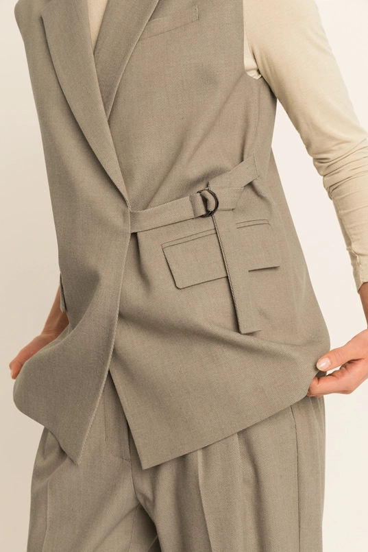 Lang gilet met ceintuur