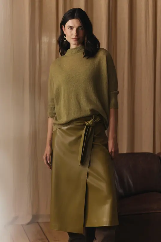 Leerlook rok met overslag