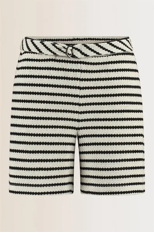 Short met structuurstrepen