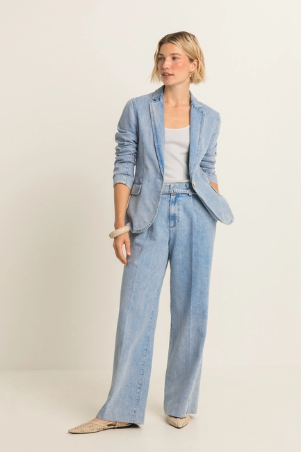 Soepelvallende jeans met ceintuur