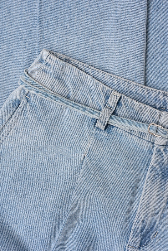 Soepelvallende jeans met ceintuur
