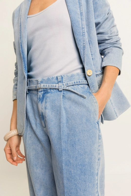Soepelvallende jeans met ceintuur