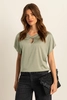 T-shirt met keyhole detail