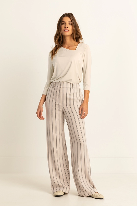 Top met asymmetrische halslijn