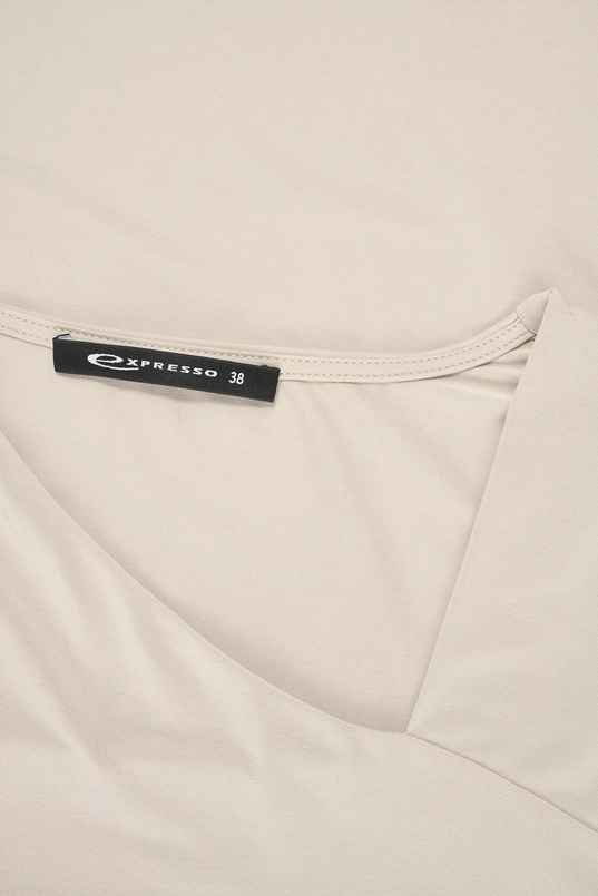Top met asymmetrische halslijn