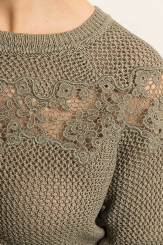 Trui met kantdetail